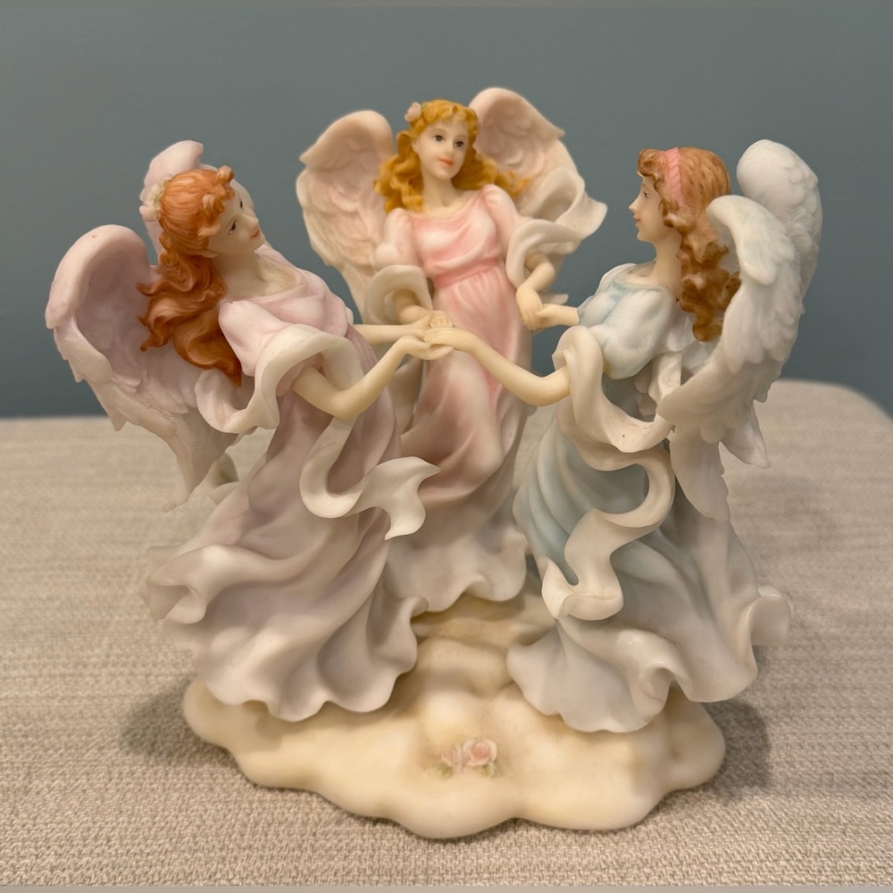 Seraphim Classics “ Heavenly Circle Joined In Friendship #81875”. Angel figurine